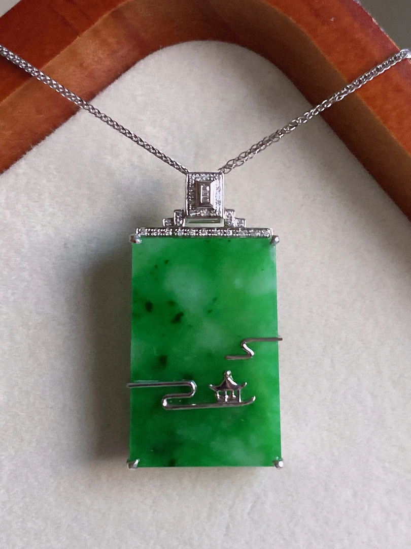 天然缅甸A货翡翠精美时尚百搭款辣绿色无事牌吊坠18k白金镶嵌