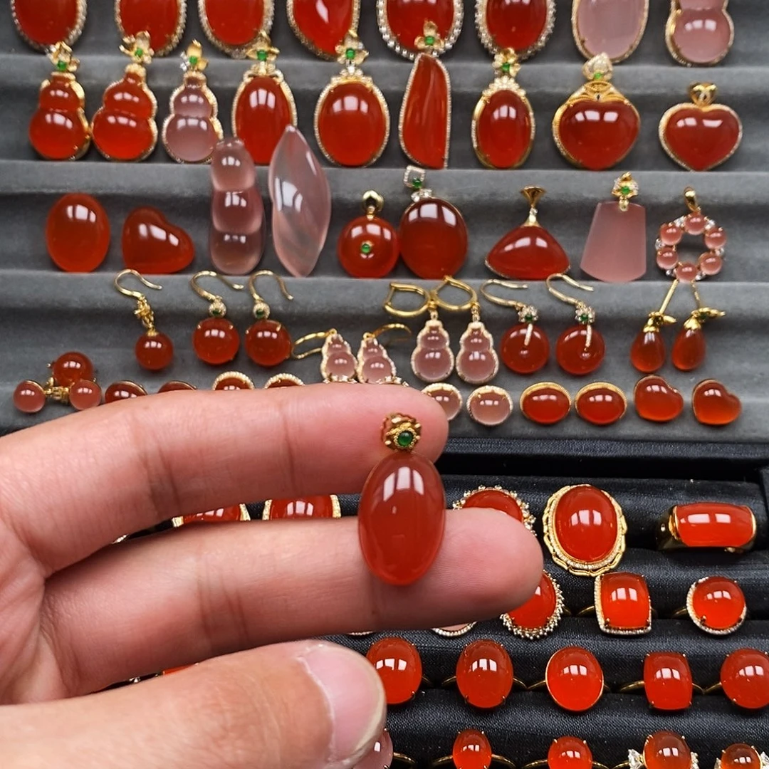 南红玛瑙18K金镶嵌颈饰