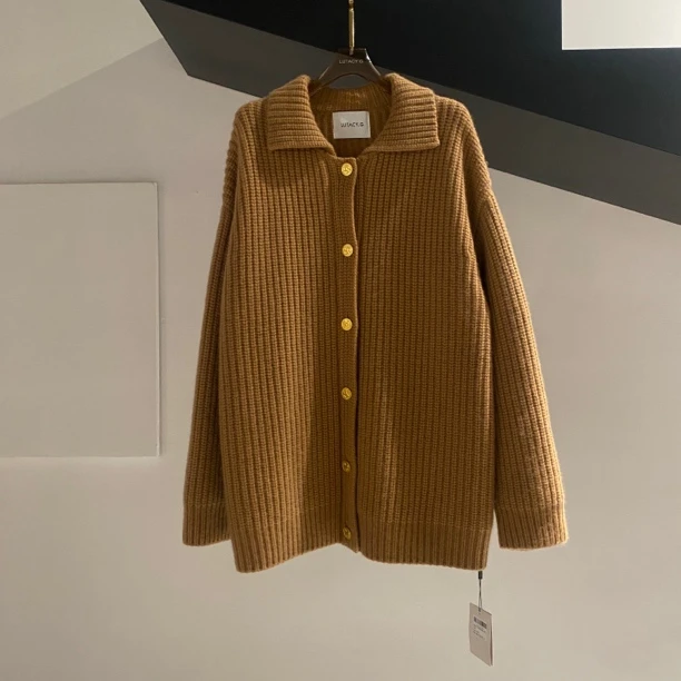 LUTACY.G 241029 翻领金扣毛衣 驼色