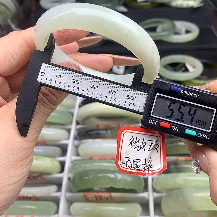 蛇纹石玉手镯未镶嵌700