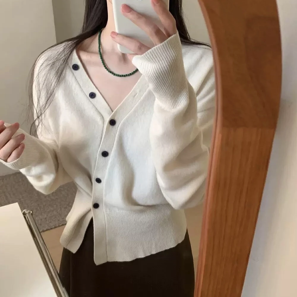 韩系优雅设计感斜扣针织衫女2025秋冬新款洋气修身显百搭长袖上衣