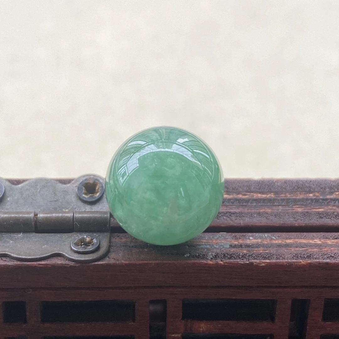 缅甸翡翠圆珠卡12.6冰辣绿圆珠C1216颜色鲜艳浓郁种好有小冰丝纹