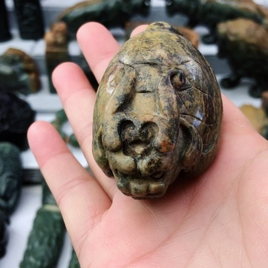 未镶嵌岫岩河磨玉（透闪石质玉）把件