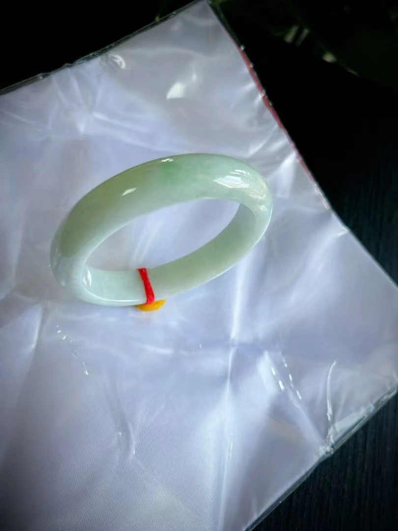 天然翡翠手镯 大圈口飘绿  手镯 平安镯  女款 妈妈 精美