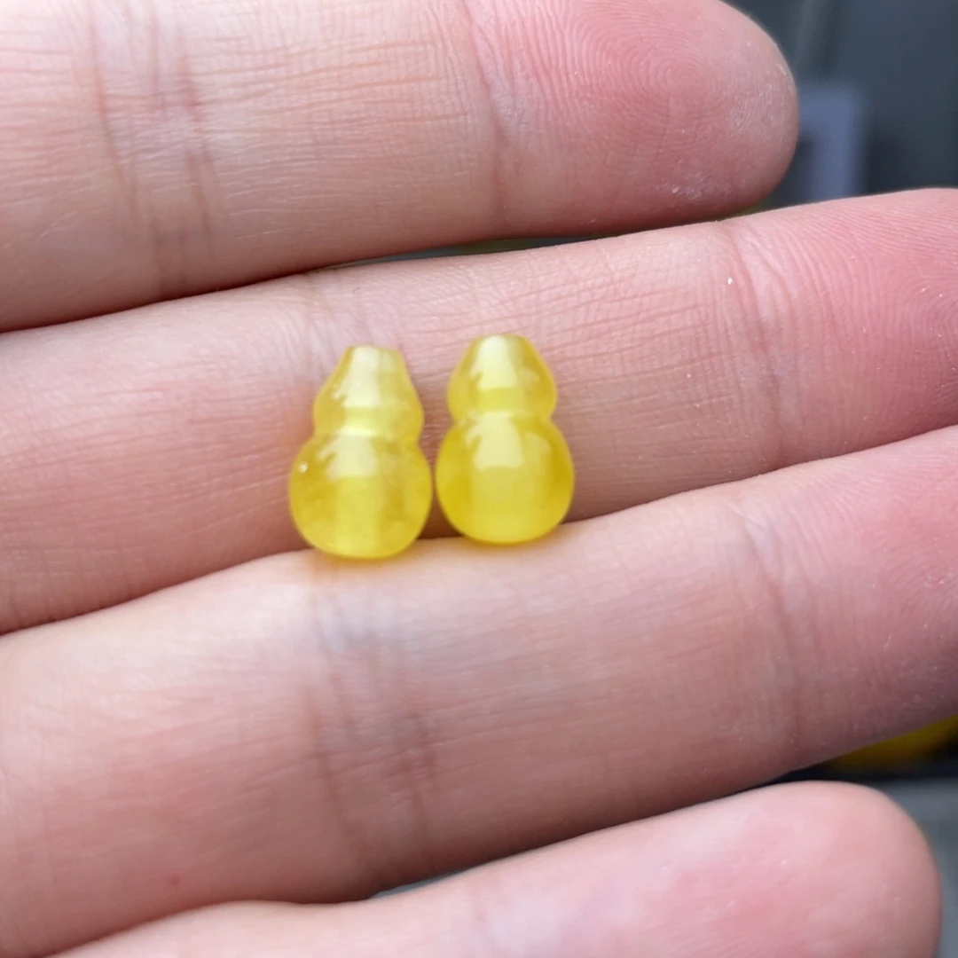 @***柴未镶嵌蜜蜡珠宝奇石葫芦形小配饰2颗微瑕疵