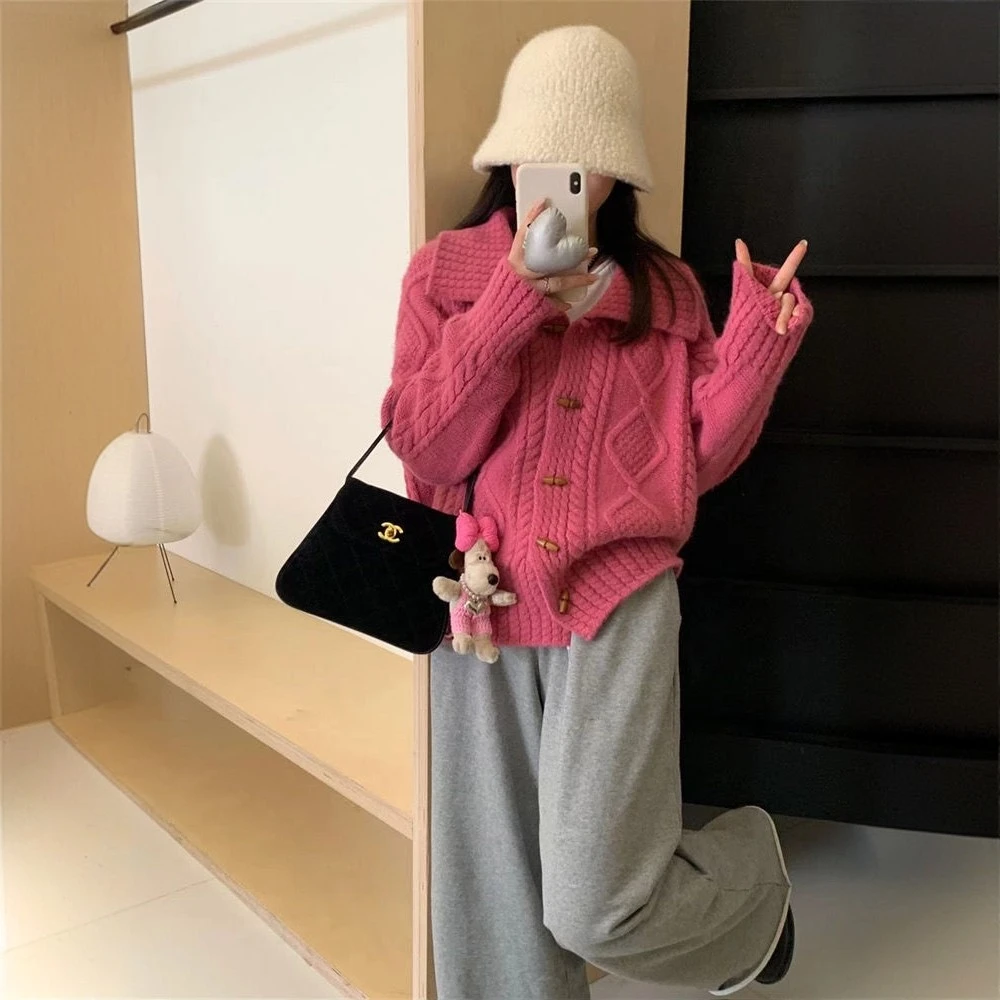 牛角扣外套女秋冬新款宽松毛衣慵懒风领针织开衫麻花翻领粉色单排