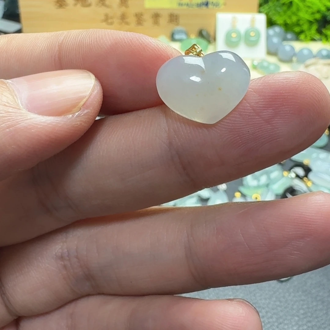 翡翠18K金镶嵌颈饰爱心