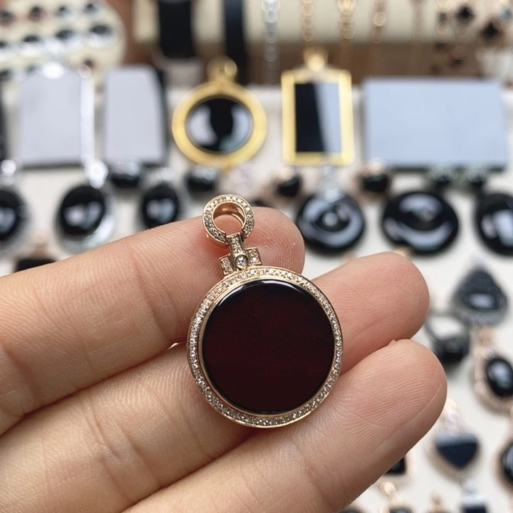 翡翠18K金镶嵌颈饰