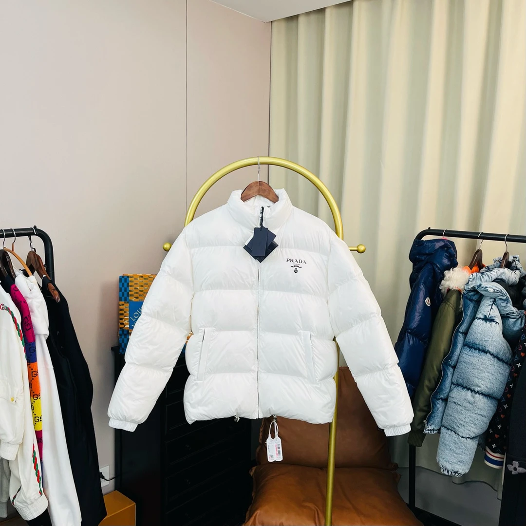 全新未使用 Prada/普拉达 白色胸前大logo羽绒服 38码 全新带吊牌