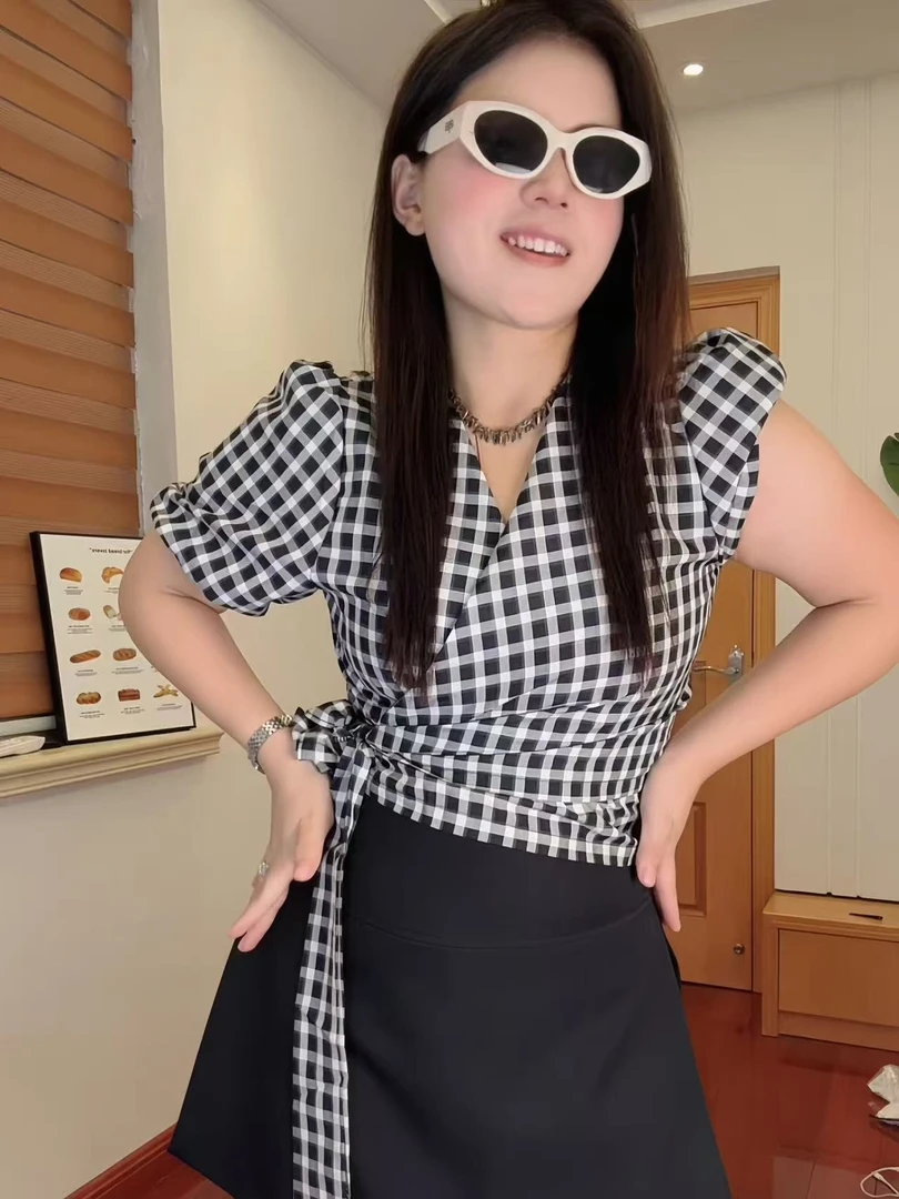 红格子v领露锁骨泡泡袖小衫女夏季款设计感交叉绑带甜辣短款衬衫