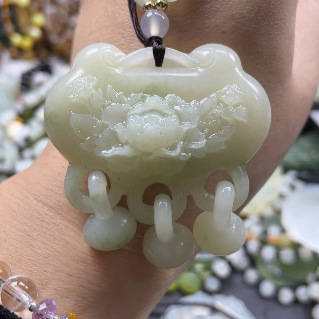 蛇纹石玉未镶嵌吊坠