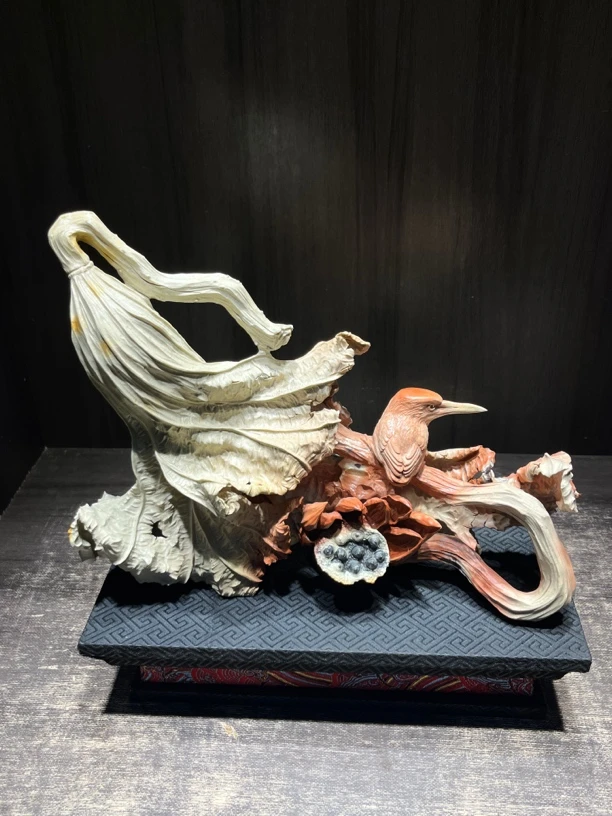 寿山石牛蛋石雕刻一只独秀、荷叶创意设计、色彩艳丽全镂空设计风格