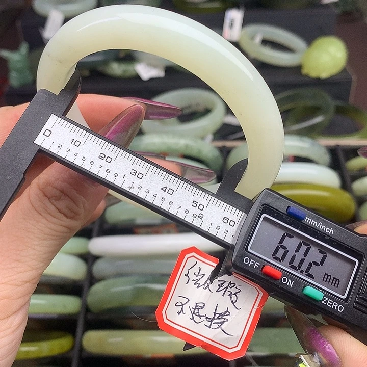 蛇纹石玉手镯未镶嵌571