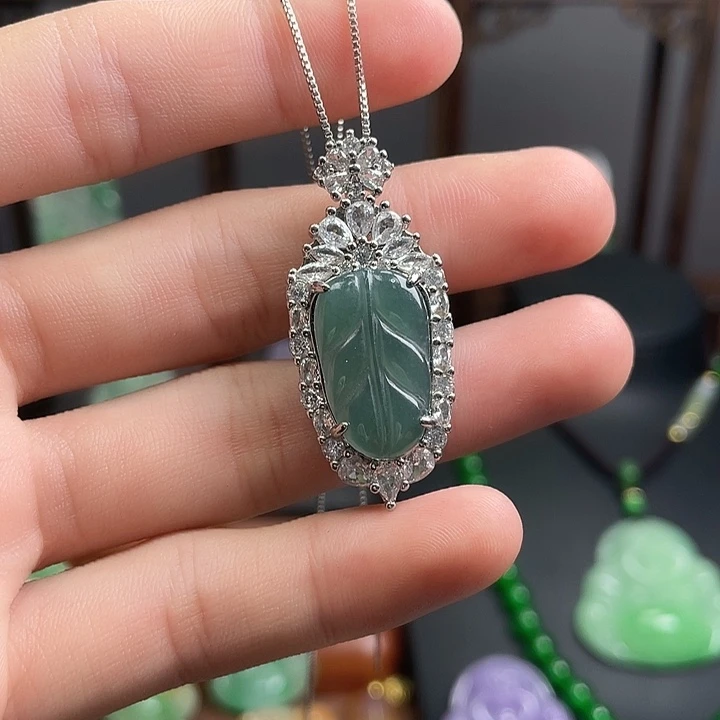 翡翠未镶嵌吊坠(赠链)