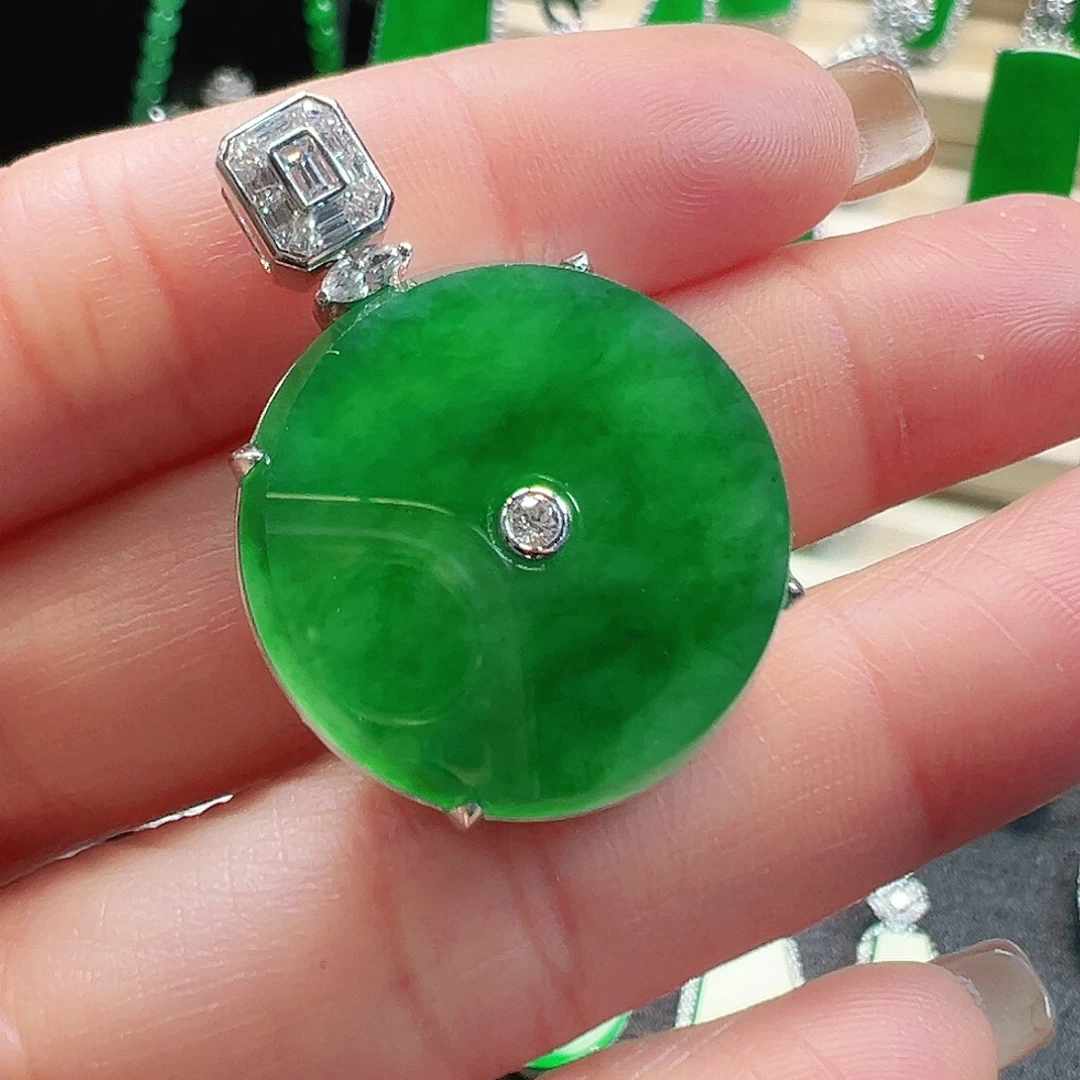 翡翠18K金镶嵌颈饰吊坠