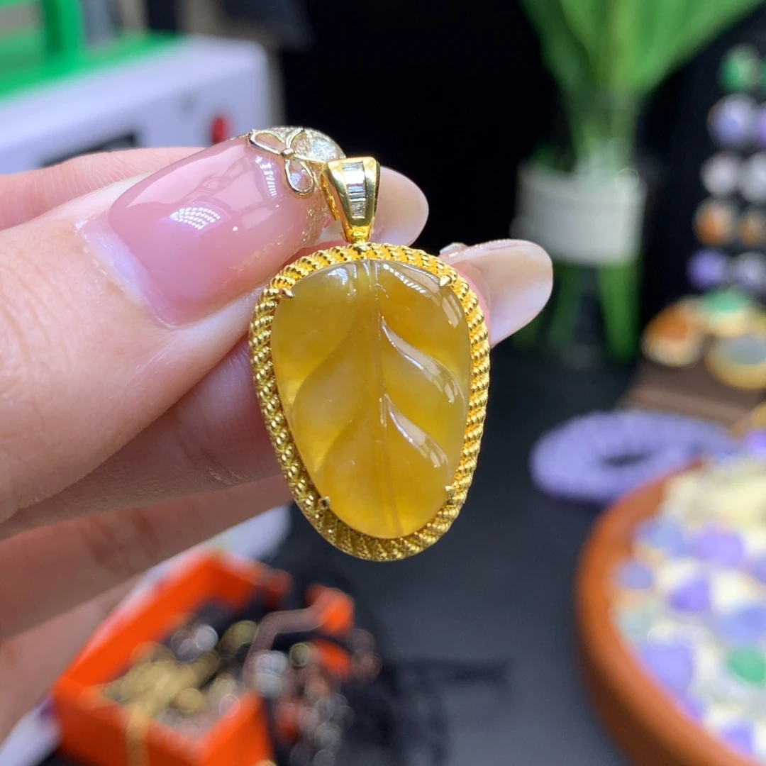 翡翠18K金镶嵌颈饰