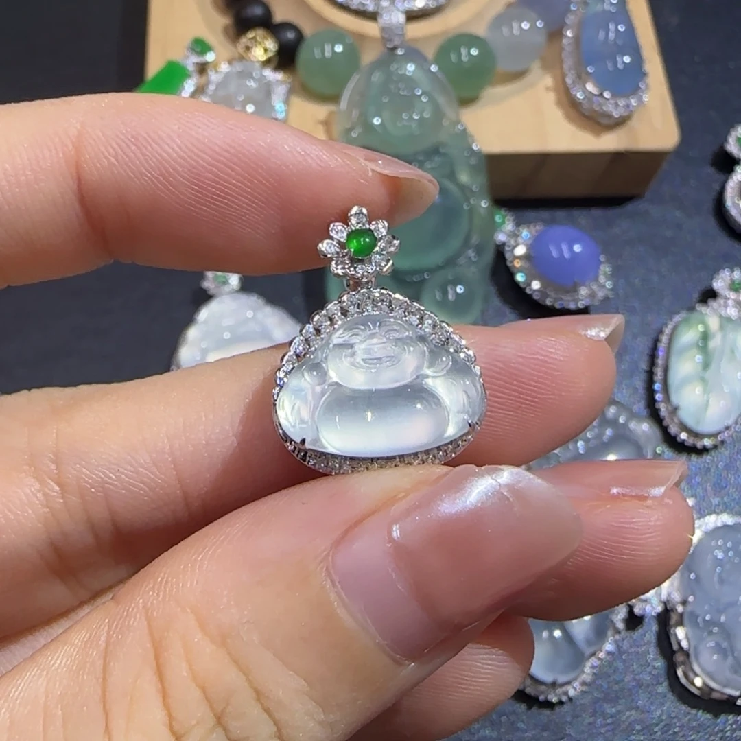 L***Y翡翠18K金镶嵌颈饰精品