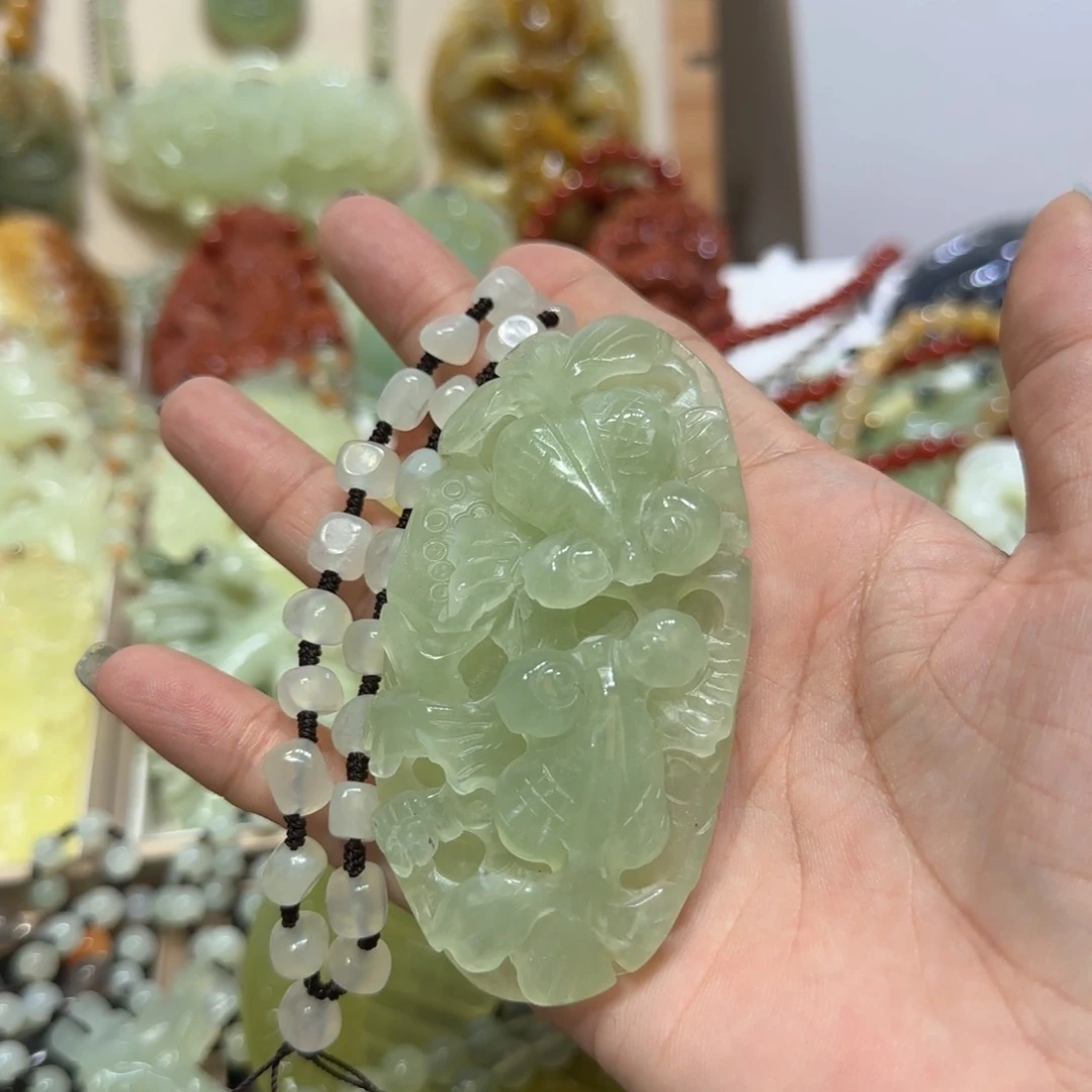 未镶嵌蛇纹石玉吊坠