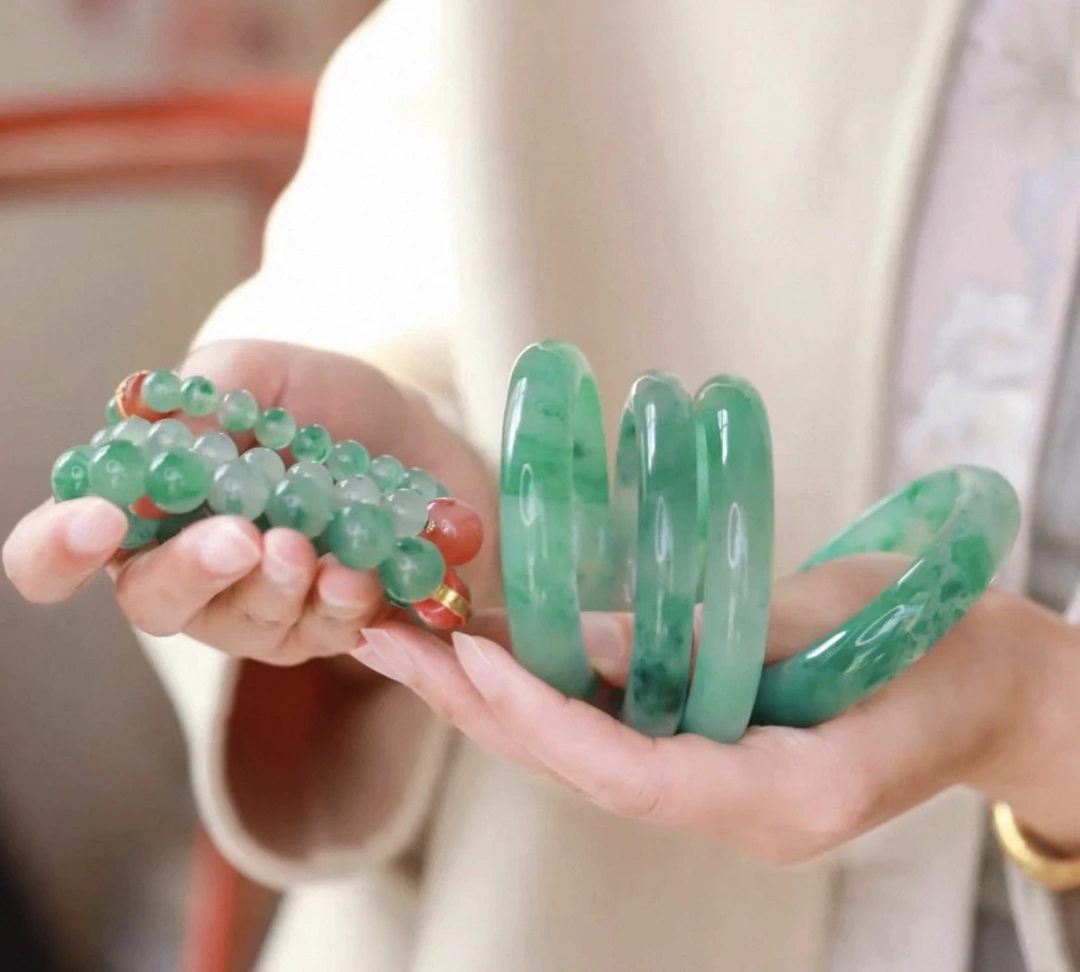 天然石英质玉非洲翠飘花手镯冰透