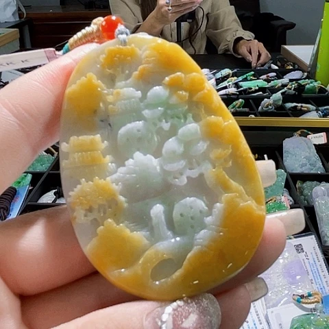 翡翠未镶嵌颈饰一个