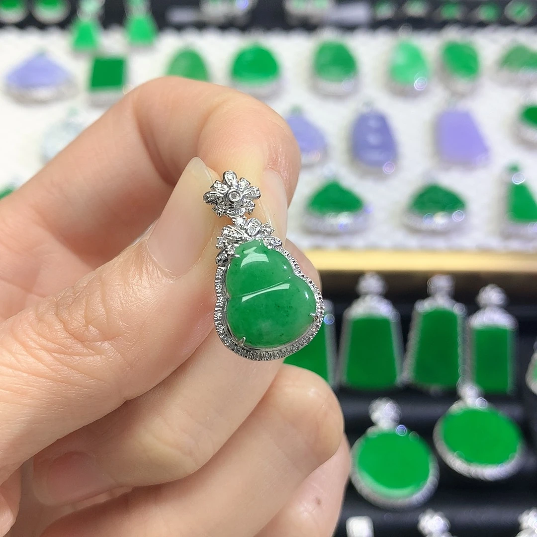 颈饰18K金镶嵌翡翠吊坠