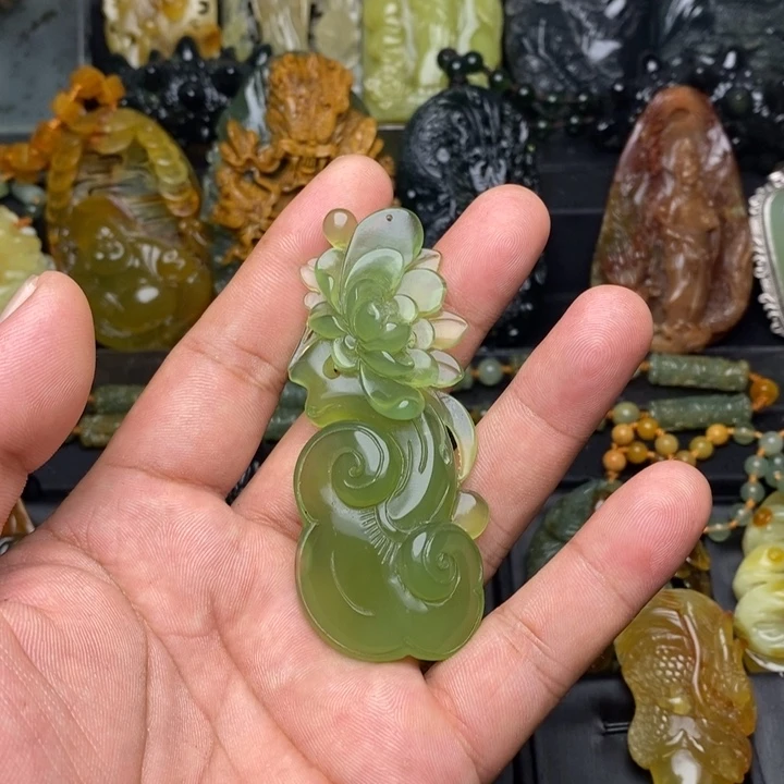 照***人未镶嵌蛇纹石玉颈饰