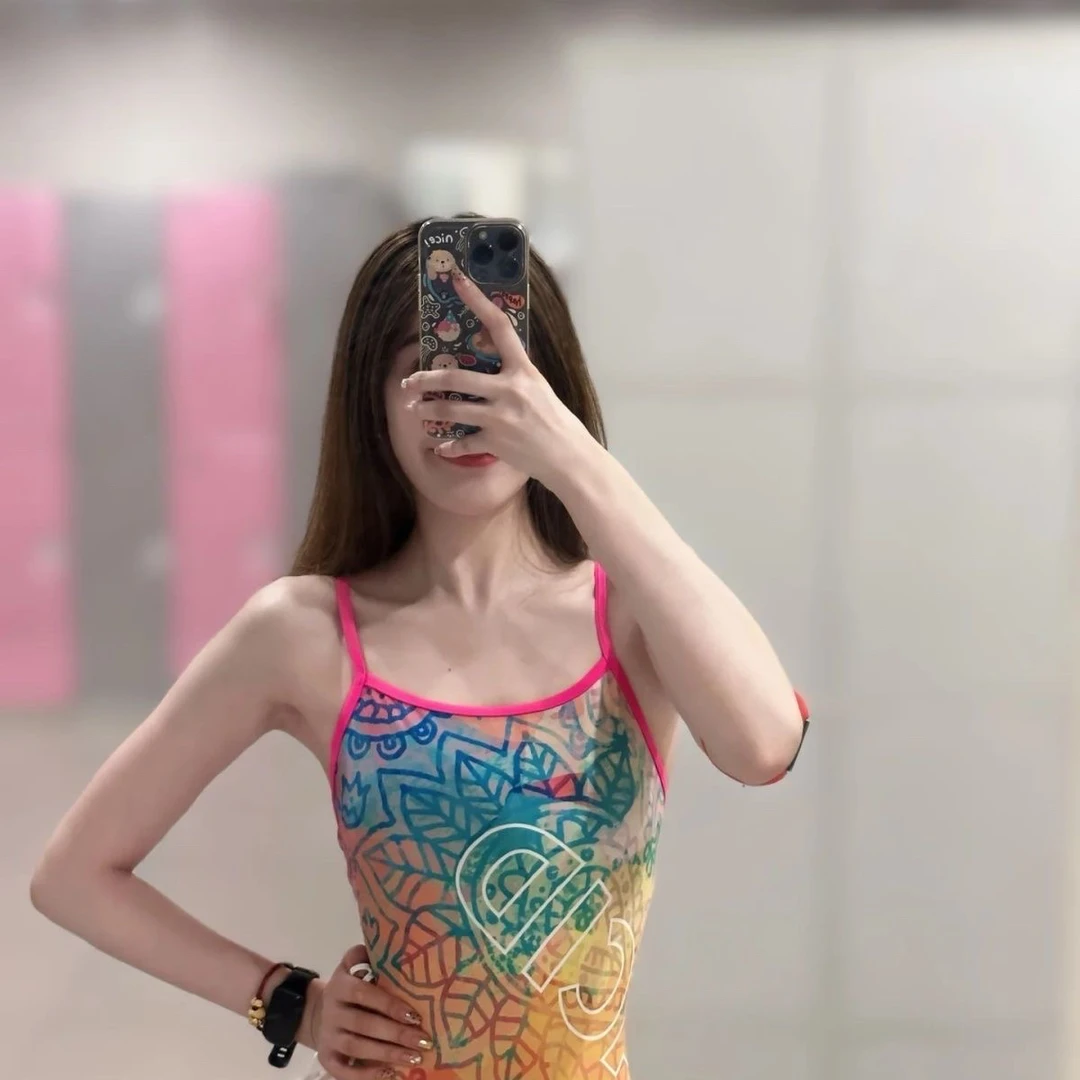 果花游泳衣女款连身高级性感显瘦露背遮肉新款吊带泳装连体紧身