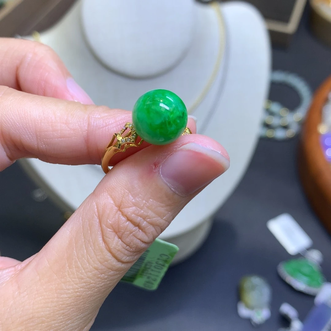 颈饰18K金镶嵌翡翠