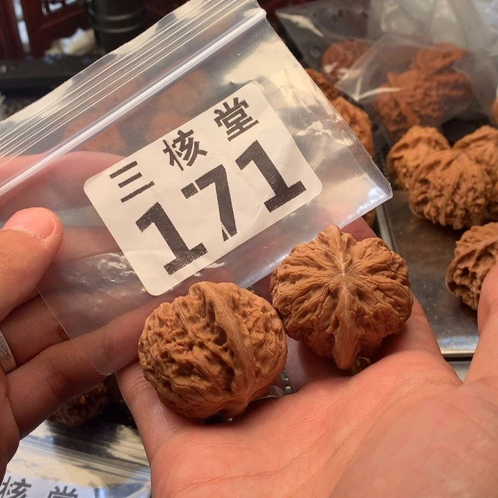 文玩核桃吊坠黑马