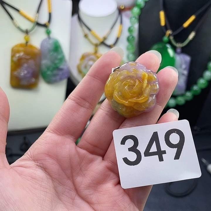 翡翠未镶嵌吊坠(赠链)
