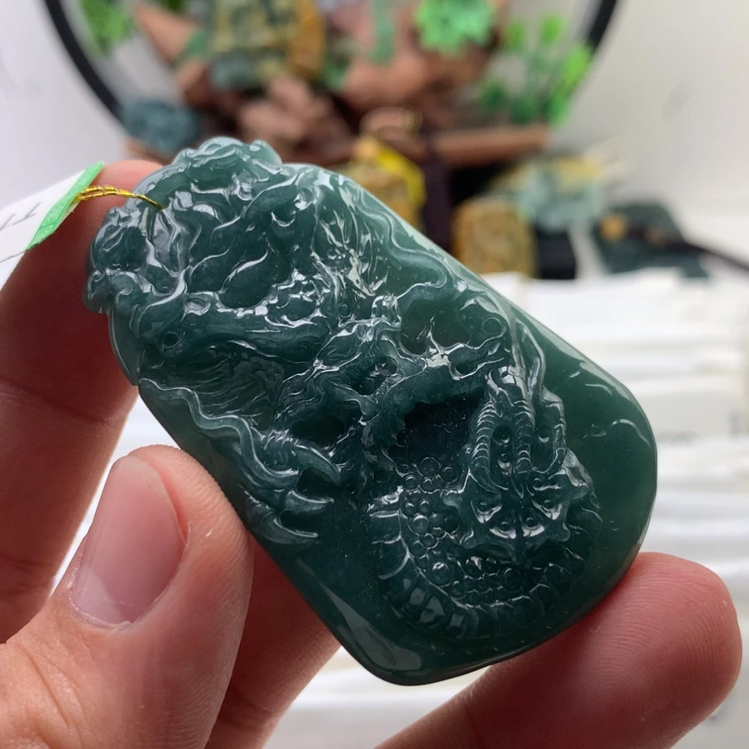 颈饰未镶嵌翡翠龙牌