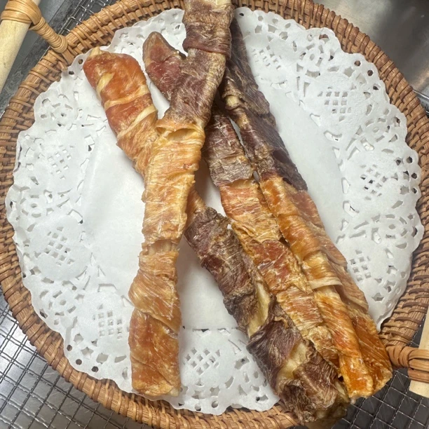 中大型犬食用磨牙棒、纯手工现切牛皮、鸡鸭肉。磨牙狗狗宠物零食