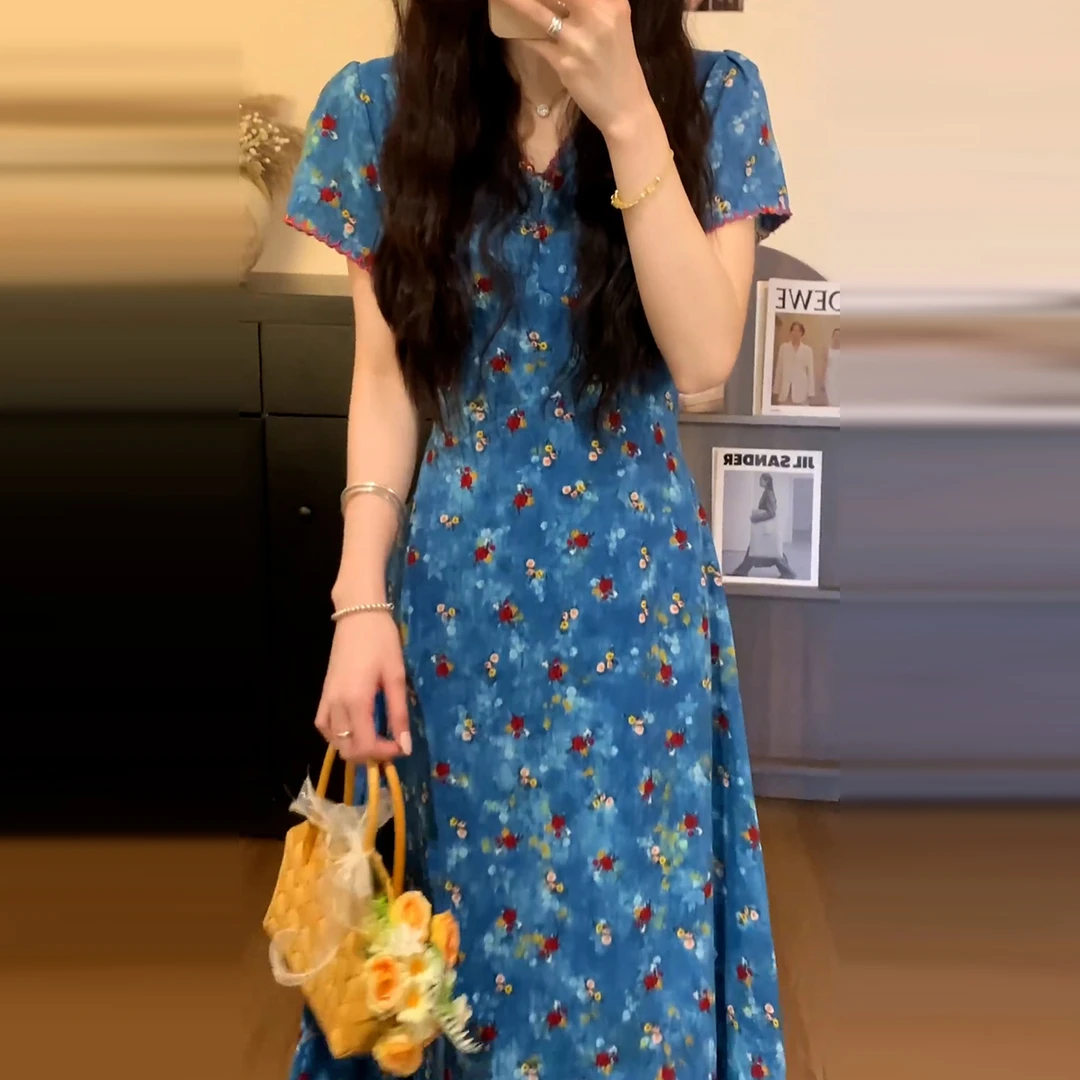 2025超火蓝色v领碎花连衣裙子女装夏季新款今年流行爆款法式长裙
