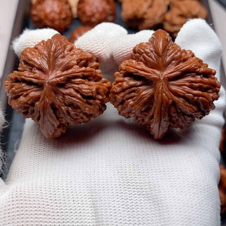 6***.文玩核桃把件四座楼三棱小牛