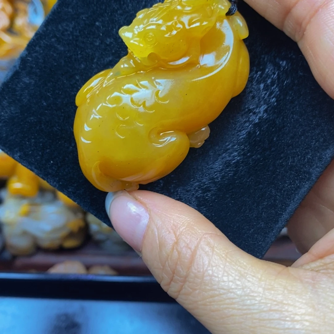 未镶嵌石英质玉（黄龙玉）颈饰