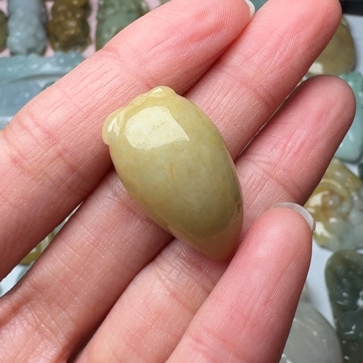 翡翠未镶嵌颈饰桃