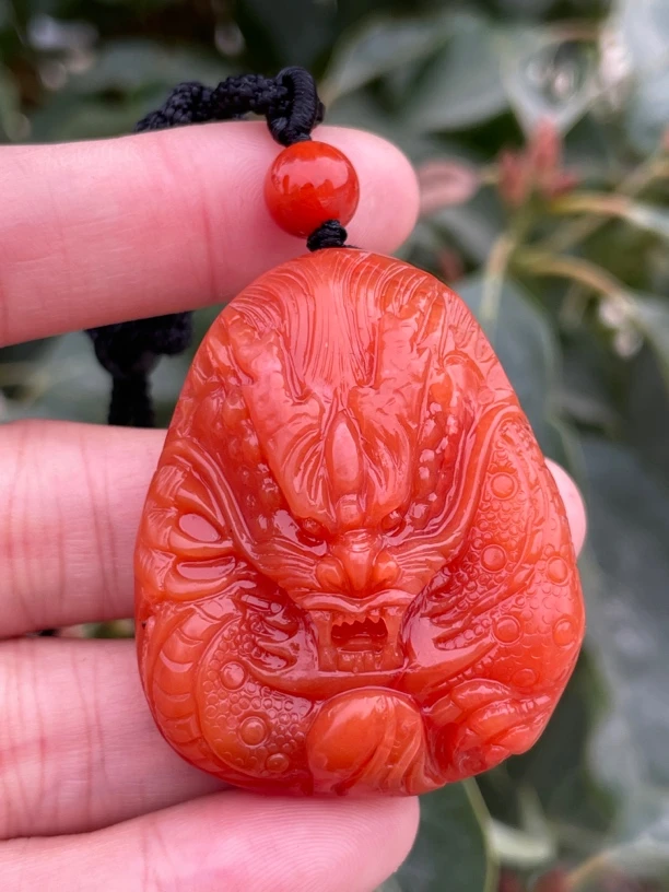 精品南红玛瑙保山龙牌吊坠，柿子红，精工雕刻尺寸36.7x45.7x15.5mm