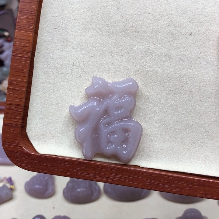 石英质玉颈饰足铂镶嵌花