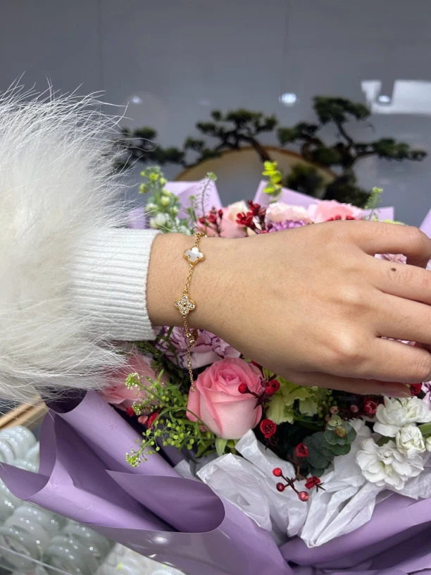 合金贝壳手链 金色手链四叶草手链轻奢百搭