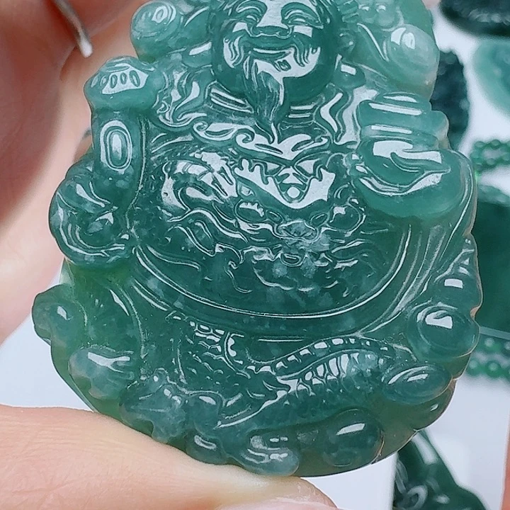 翡翠未镶嵌颈饰多样性发其一