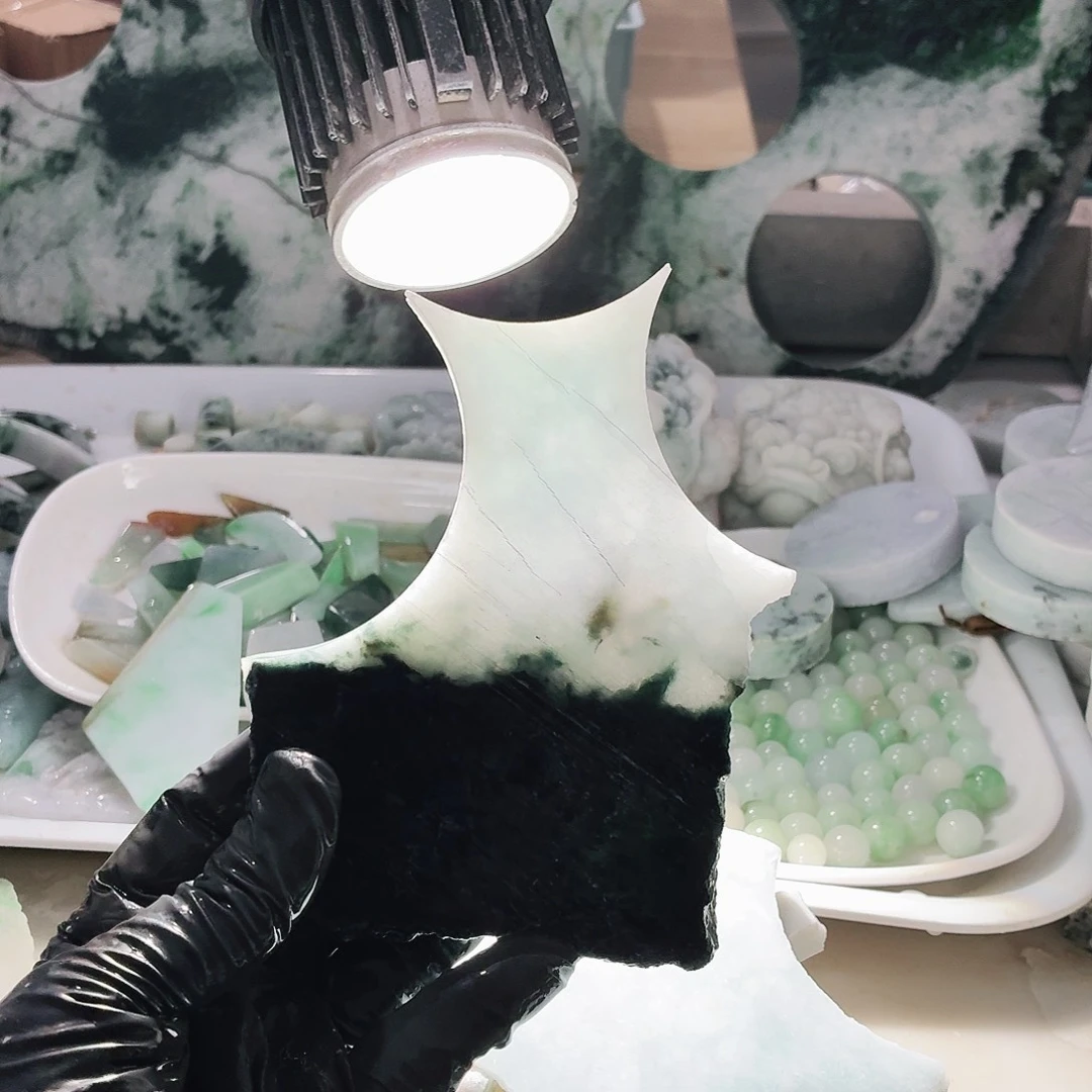 翡翠未镶嵌颈饰边角料