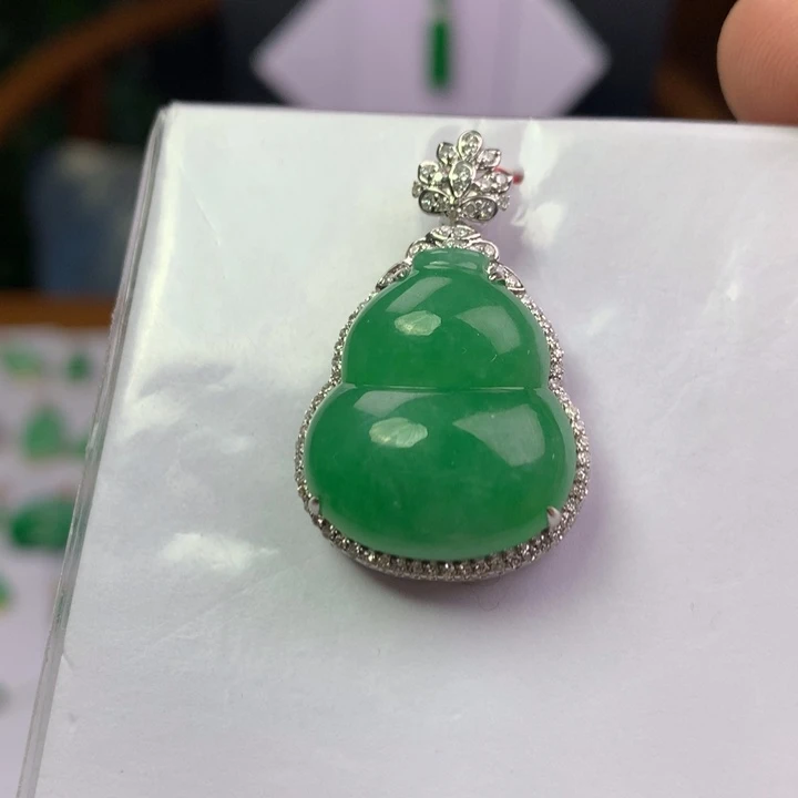 翡翠18K金镶嵌颈饰