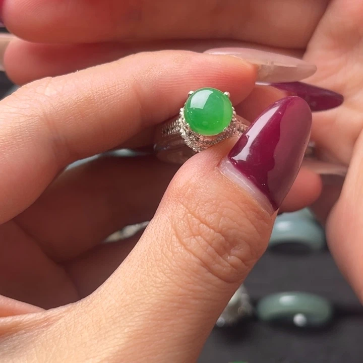 定制翡翠未镶嵌绿蛋面翡翠