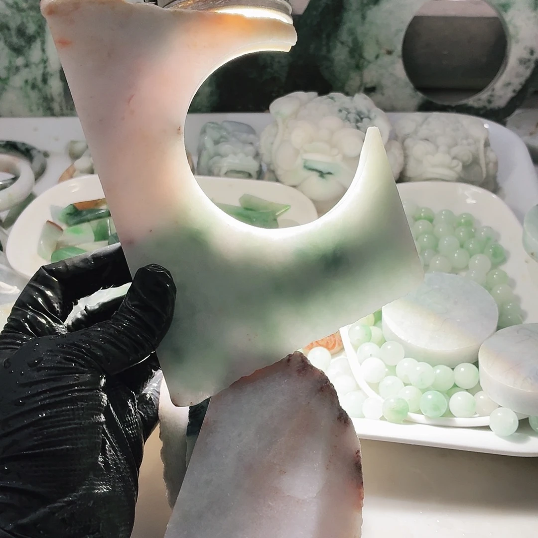 翡翠未镶嵌颈饰边角料