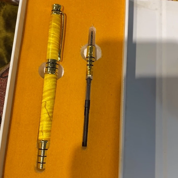 楠木黑色签字笔水波