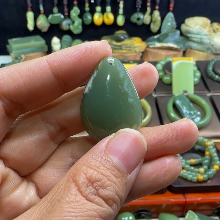 岫岩老玉（透闪石质玉）未镶嵌颈饰