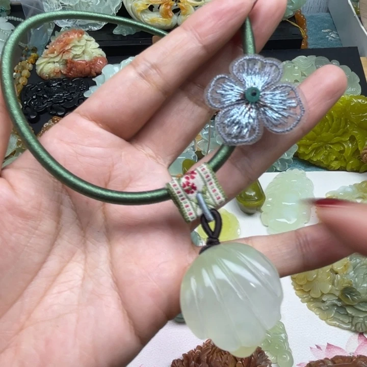 蛇纹石玉未镶嵌颈饰