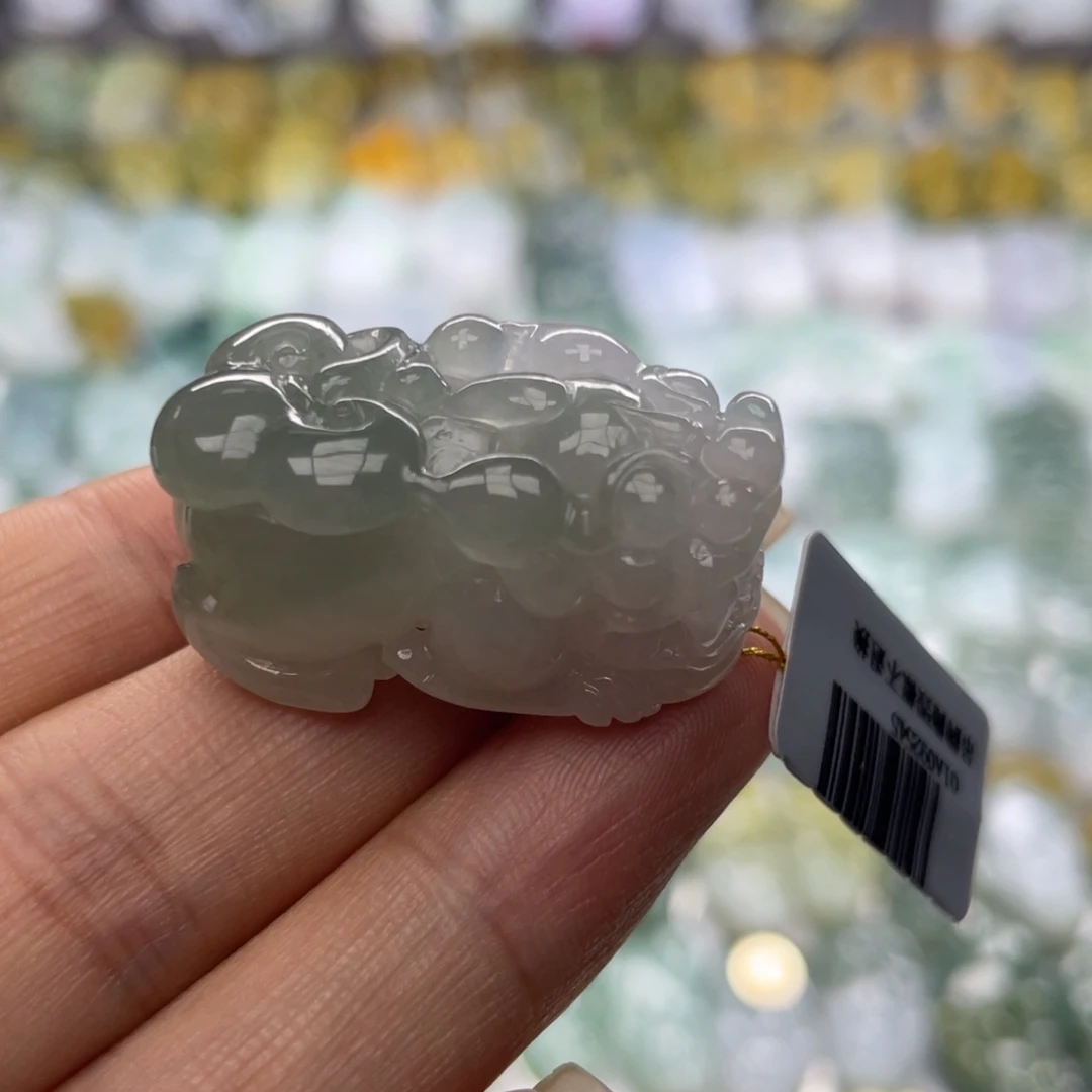 翡翠未镶嵌颈饰貔貅