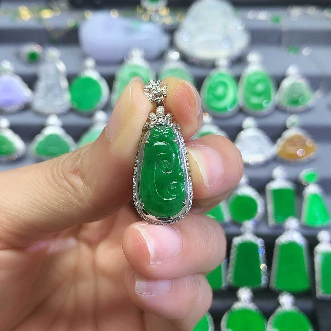 翡翠18K金镶嵌颈饰吊坠