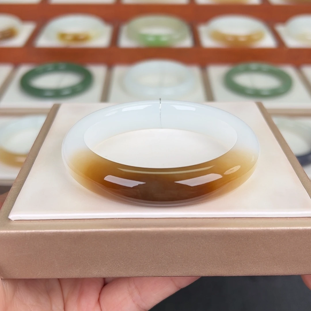 和田玉未镶嵌手镯一口糖